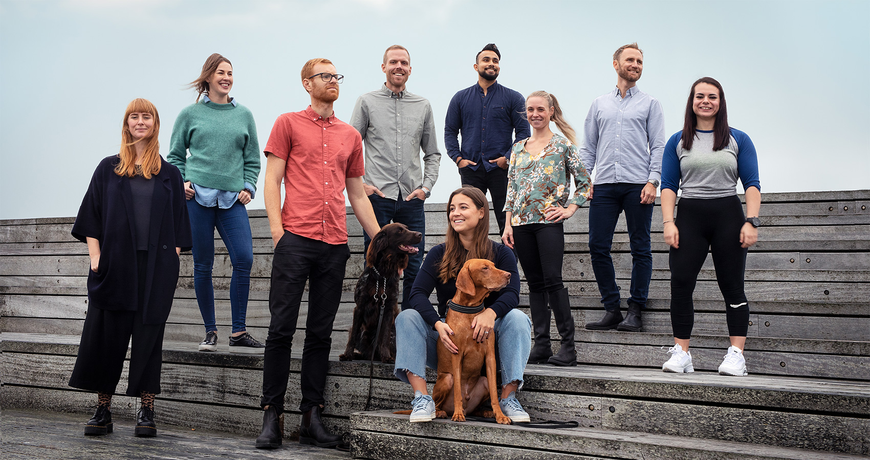 Samlingsbild på alla naprapater på Smood i Malmö som står på en terass i trä brygga